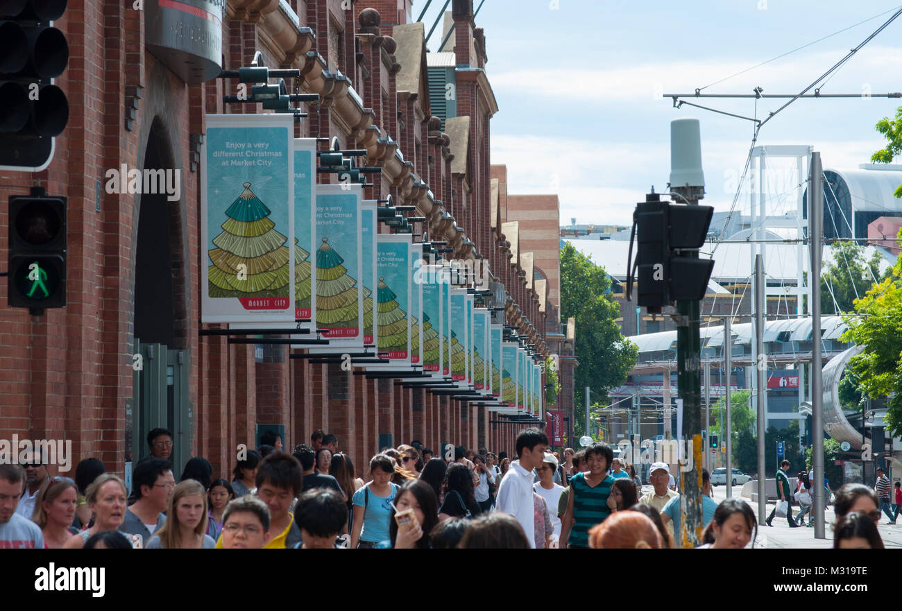 La folla di gente sul marciapiede dalla città mercato di Sydney Foto Stock