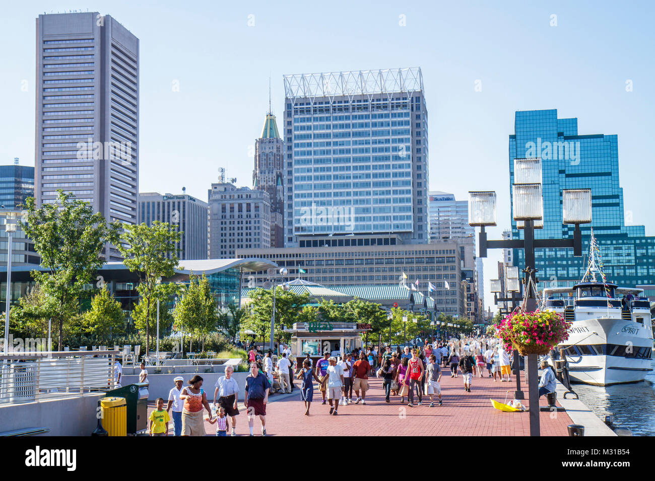 Baltimore Maryland,Inner Harbour,porto,Harbourplace,fiume Patapsco,lungomare,mercato del festival,attrazione,uomo nero uomini maschio,donna donne,bo Foto Stock