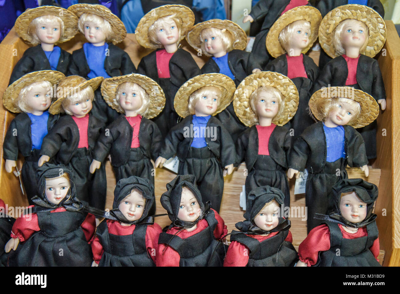 Pennsylvania,PA,Northeastern,Strasburg,Dutch Country,Hershey Farm,country store,negozio di articoli da regalo,bambola Amish,cappello di paglia,cofano,shopping shopper shoppers shop s. Foto Stock