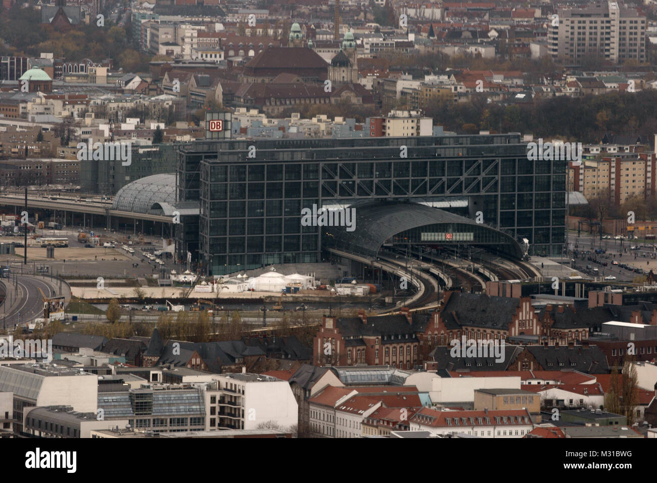 Berliner Hauptbahnhof, Blick vom Berliner Fernsehturm Panoramaetage Foto Stock