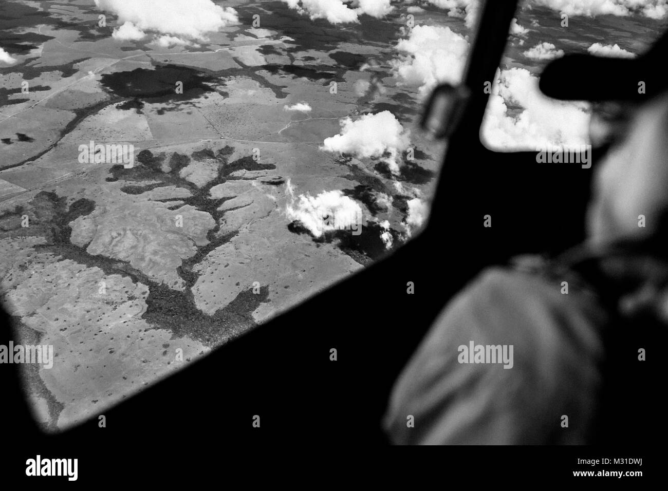 Una compagnia aerea colombiana pilota, vola un Douglas DC-3 aeromobili al di sopra di Los Llanos, vaste savane nel telecomando dipartimento di Guainía, Colombia. Foto Stock