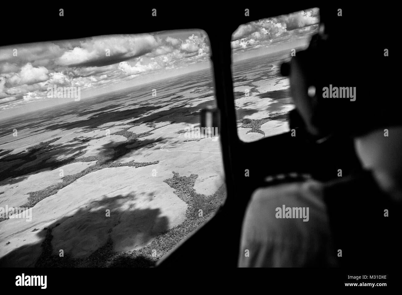 Una compagnia aerea colombiana pilota, vola un Douglas DC-3 aeromobili al di sopra di Los Llanos, vaste savane nel telecomando dipartimento di Guainía, Colombia. Foto Stock