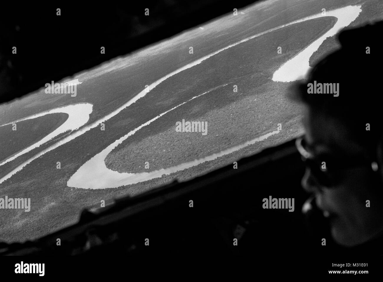 Densa foresta pluviale amazzonica è visto dal cockpit di un Douglas DC-3, Aeromobili sorvolano il telecomando dipartimento di Guainía, Colombia. Foto Stock