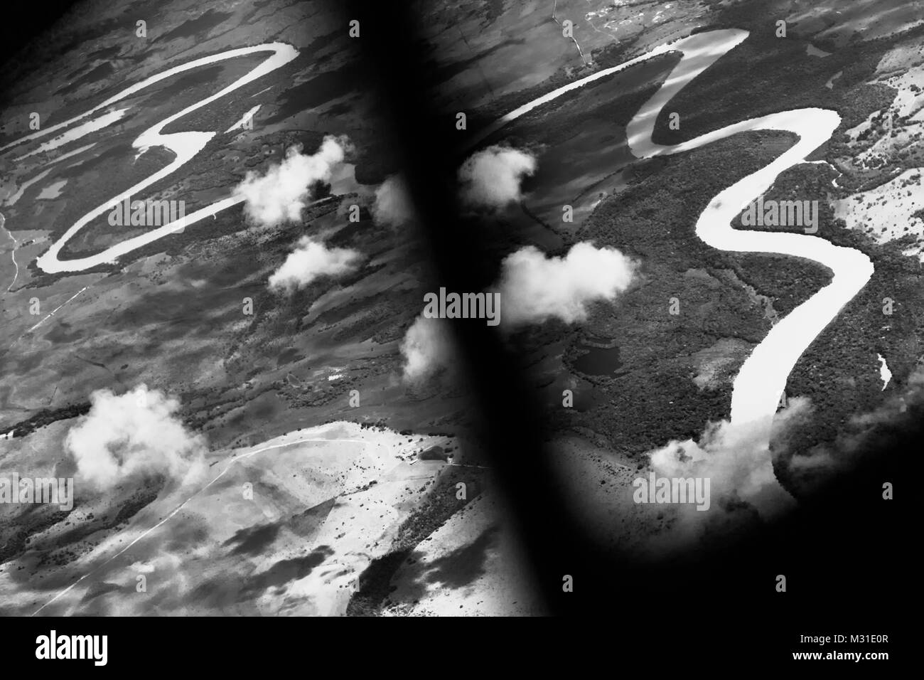 Savane e fiumi sono visibili dalla cabina di pilotaggio di un Douglas DC-3 Aeromobili sorvolano il dipartimento remoto Guainía, Colombia. Foto Stock