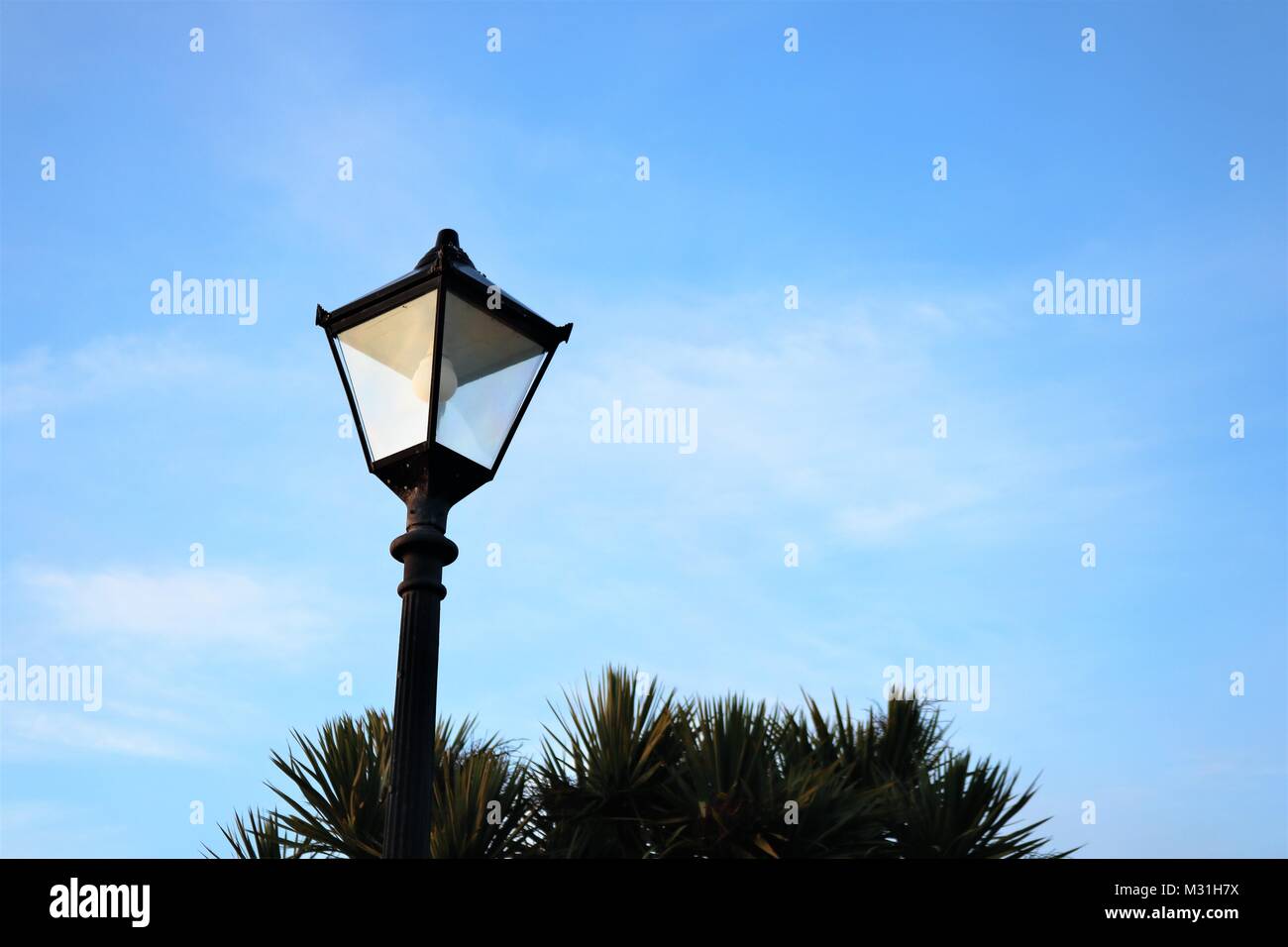 In stile vittoriano street luce contro un cielo blu Foto Stock