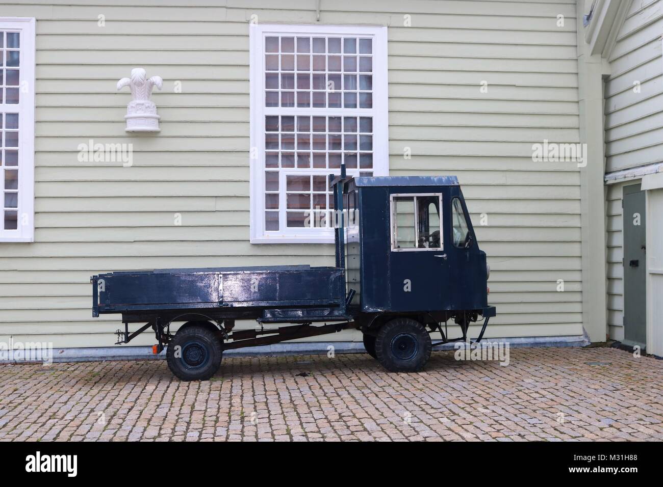 Blu navy dello scanner a superficie piana di traino a motore storico di Portsmouth Dockyard, REGNO UNITO Foto Stock
