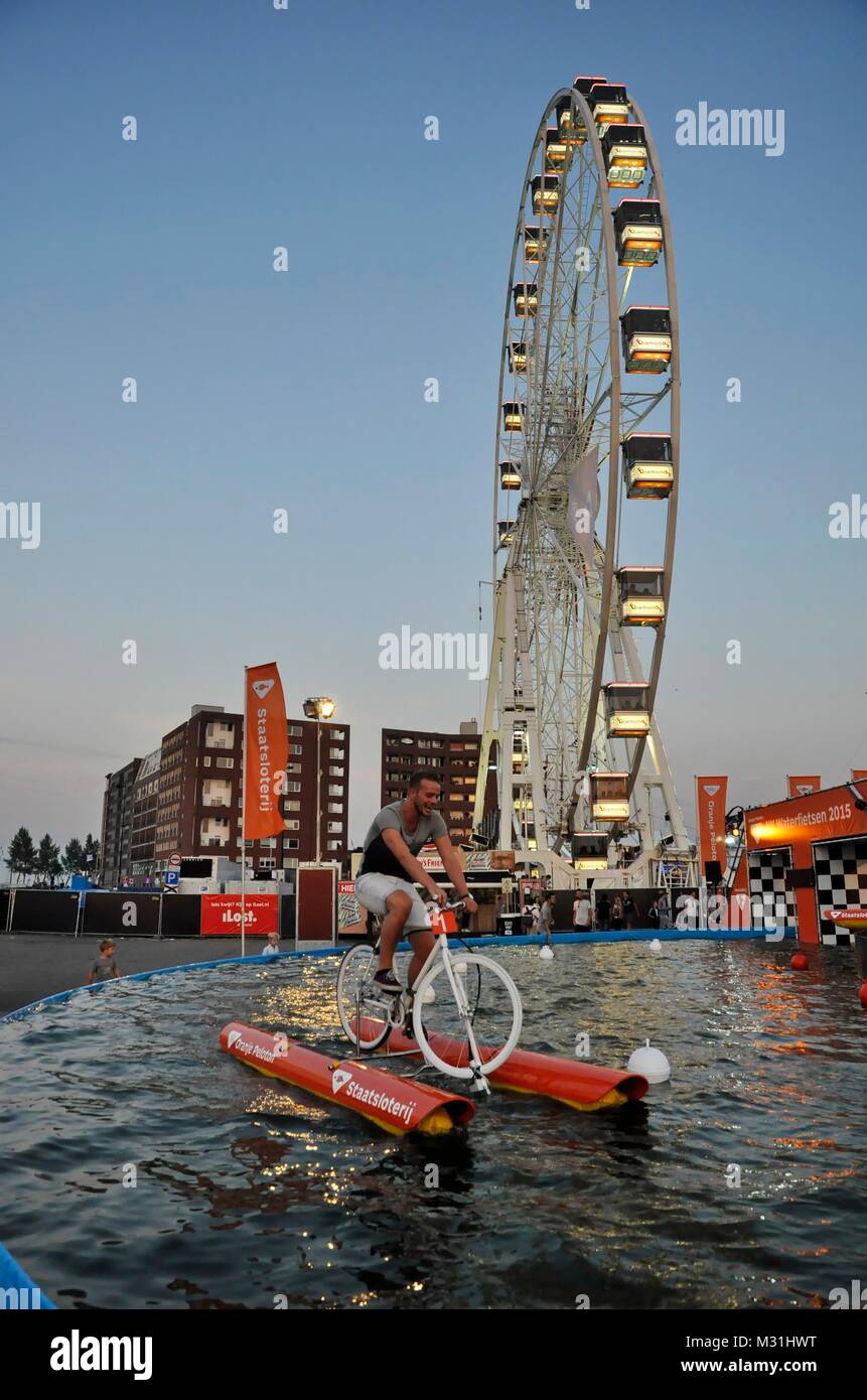 Amsterdam, Paesi Bassi - 22 agosto 2015: un volontario in sella alla moto di acqua su ad hoc del pool waterbike al momento della vela 2015 Foto Stock