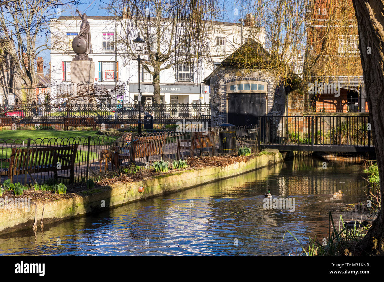 Abbazia di flusso di Mulino parte di Abbey Gardens nella città di Winchester Febbraio 2018 con vista a King Alfred statua, Winchester, Hampshire, Inghilterra, Regno Unito Foto Stock