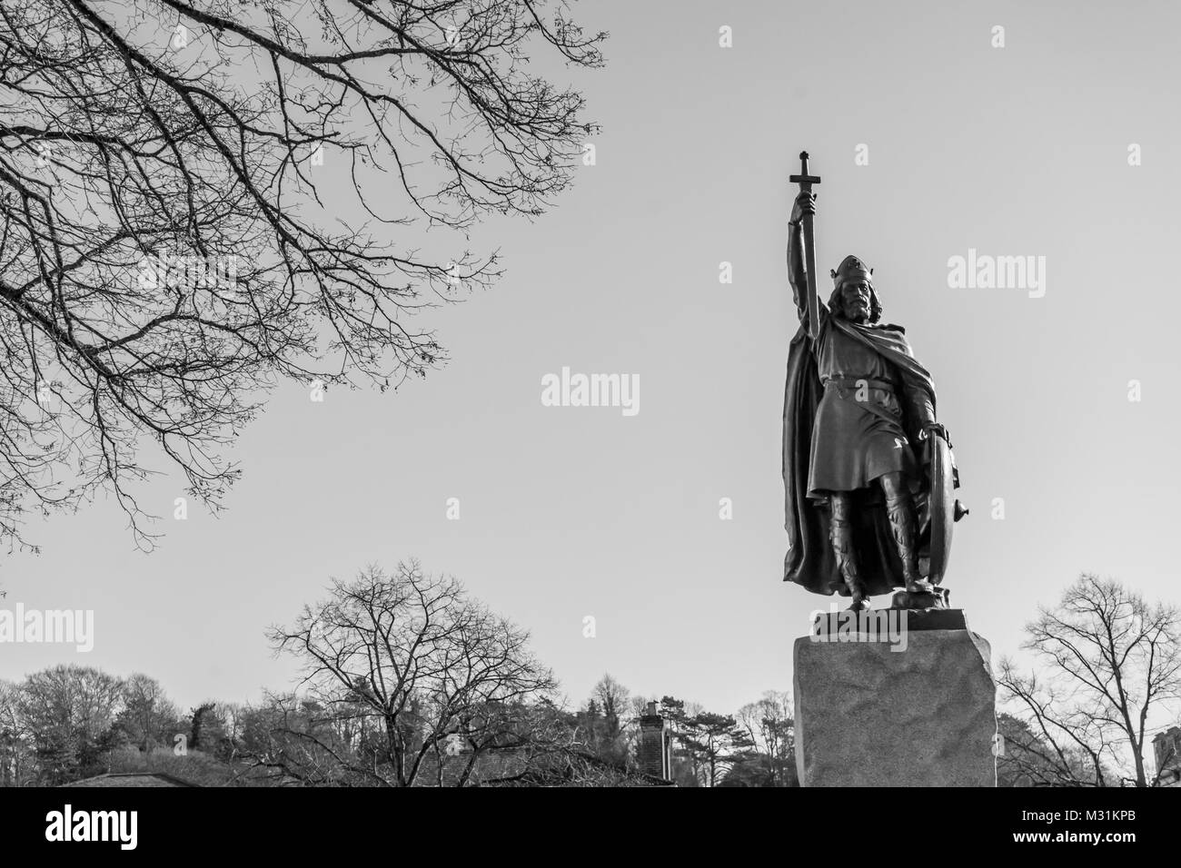 Il Re Alfredo il Grande statua in Winchester contro il cielo blu, Hampshire, Inghilterra, Regno Unito Foto Stock