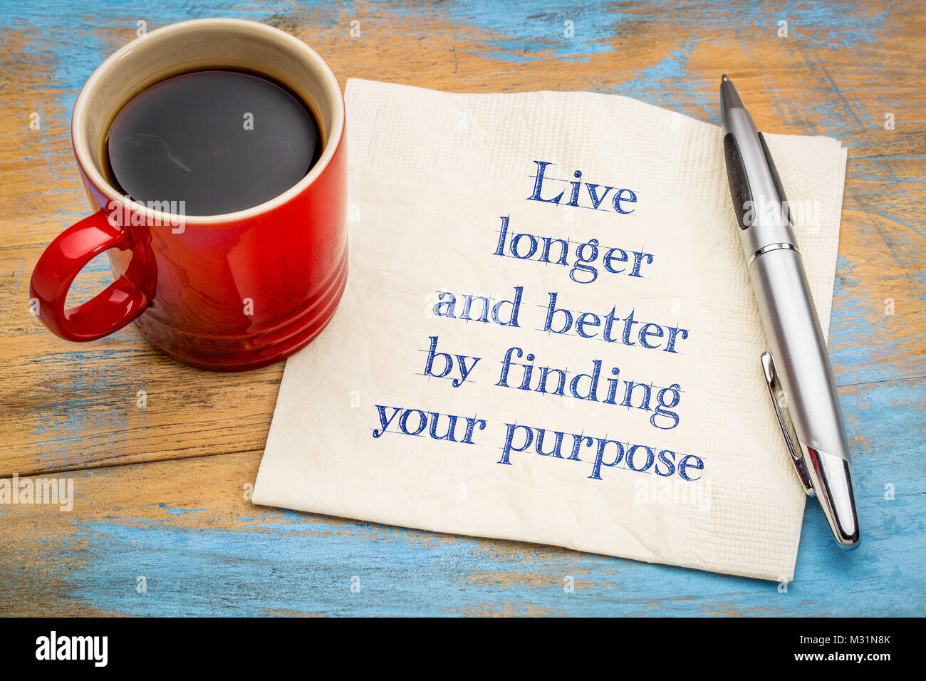 Vivere più a lungo e meglio trovando il vostro scopo - scrittura su un tovagliolo con una tazza di caffè Foto Stock