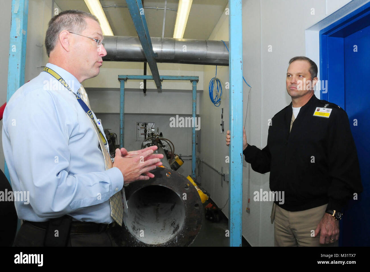 L'ammiraglio posteriore Terry Moulton, vice capo, operazioni mediche e Direttore del Servizio medico Corps hanno girato il Naval Medical Research Center di Silver Spring, Md. Maggio 2, 2013. Come parte del tour, il dottor Stephen Ahlers, (sinistra) la testa del Naval Medical Research Center operativi e medicina sottomarino direzione, mostra l'ammiraglio posteriore Terry Moulton lo scoppio del tubo utilizzati per lo studio Blast ferite e lesioni cerebrali traumatiche e di sviluppare modelli e trattamenti di politrauma. DSC 7602 da NavyMedicine Foto Stock