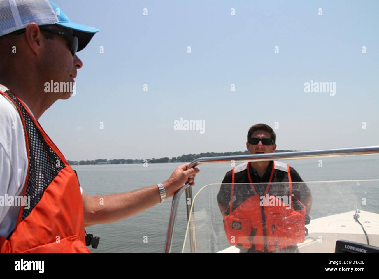 NORFOLK, Virginia (17 giugno 2014) - Chris Turner, scienziato ambientale con Norfolk del distretto di supporto tecnico Seciton, operazioni filiale e Keith Lockwood, il distretto di Supporto Tecnico Capo sezione, discutere i piani per il futuro monitoraggio oyster. Nel frattempo, Cherrystone Aqua-Farms dipendenti sono mano-seeding battibecco-su-guscio ostriche, che sono baby ostriche coltivate e impostare su gusci di ostriche in un incubatoio, su un santuario permanente oyster reef costruiti nel fiume Lafayette, adiacente al Norfolk International terminali, Inc. Lo scorso ottobre, Corps contraente Precon Marine Inc. di Chesapeake, Virginia Foto Stock