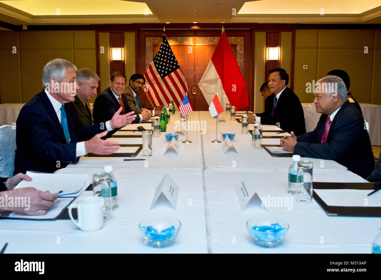 Il Segretario della Difesa Chuck Hagel incontra il ministro indonesiano di difesa Purnomo Yusgiantoro presso Shangri-La Dialogo in Singapore, 31 maggio 2013. Hagel parlerà incontro asiatico con la partecipazione dei ministri della difesa per discutere questioni di reciproco interesse e di continuare poi a Bruxelles per un ministeriale della NATO. Foto di Erin A. Kirk-Cuomo (rilasciato) colloqui con Indonesia da #PACOM Foto Stock