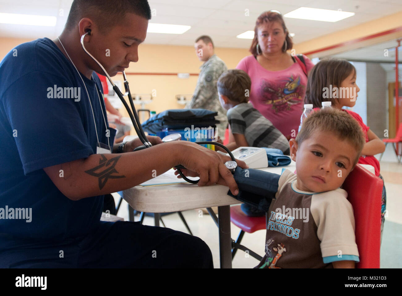 Ruperto Peña riceve una pressione del sangue che il test di un locale Rio Grande pompiere durante il funzionamento Lone Star a Ringgold Middle School di Rio Grande città, Texas, 30 luglio 2013. Funzionamento Lone Star serve come il solo accesso molti residenti nel Texas del Sud nella zona di confine hanno alle cure mediche o medici. Servizi disponibili inclusi immunizzazioni, diabetici e la pressione sanguigna proiezioni, ascolto e visione esami, sports physicals e servizi odontoiatrici. (U.S. Esercito nazionale Guard foto di esercito Spc. Aaron Moreno) 130730-Z-QF937-369 130730-Z-QF937-369 da Texas Dipartimento Militare Foto Stock