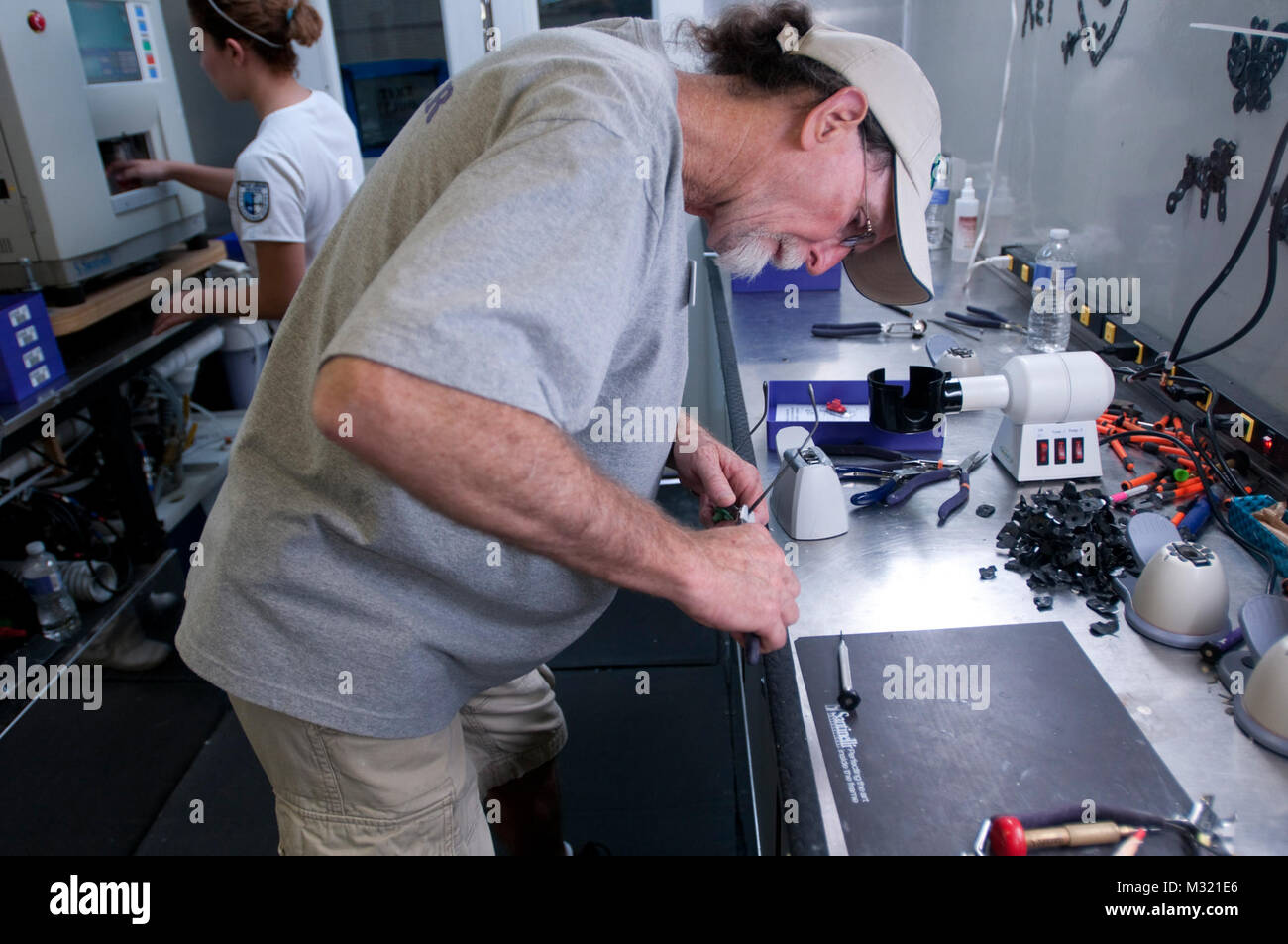 Thom Dandridge con la zona remota Fondazione medica regola una coppia di telai da montare con taglio fresco lenti durante il funzionamento Lone Star a Pharr-San Juan-Alamo High School in San Juan, Texas, 31 luglio 2013. Funzionamento Lone Star serve come il solo accesso molti residenti nel Texas del Sud nella zona di confine hanno alle cure mediche o medici. Servizi disponibili inclusi immunizzazioni, diabetici e la pressione sanguigna proiezioni, ascolto e visione esami, sports physicals e servizi odontoiatrici. (U.S. Esercito nazionale Guard foto di esercito Spc. Aaron Moreno) 130730-Z-QF937-718 130730-Z-QF937-718 da Texas Milita Foto Stock