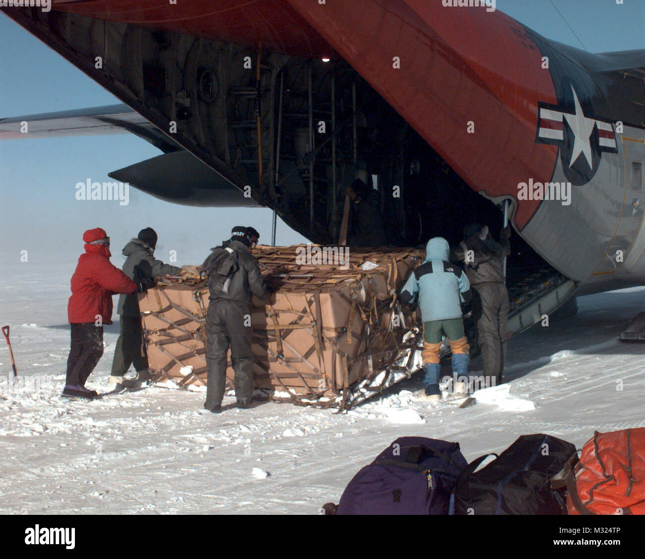 960122-N-1259S-003 U.S. I piloti della marina militare, loadmasters, e della Fondazione nazionale per la scienza degli scienziati a lottare insieme contro la feroce, mordere venti Antartico durante un campo di ricerca di pull-out la missione in cima al Grosvenor Mountain Range a gennaio 22, 1996. La National Science Foundation, U.S. Navy, Air Force, Guardia Costiera dell'esercito e di lavorare insieme per sostenere la ricerca scientifica per tutto l'anno. DoD foto di Sottufficiali di seconda classe John K. Sokolowski, U.S. Navy. 960122-N-1259S-003 da navalsafetycenter Foto Stock