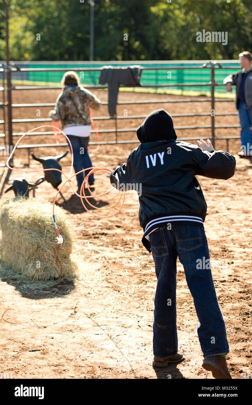 AJ Ivy da Newcastle, Okla., dà il suo miglior buttare durante la porzione di funi, una delle cinque classi insegnato nel recente cavallo eroi evento tenutosi a Covey Creek bovini Co., 19 ottobre 2013. AJ è il figlio di Sgt. Il Mag. James e Tina Ivy, Oklahoma, l esercito nazionale di protezione. Cavallo Heroes è un evento annuale per fornire la possibilità per i bambini di Oklahoma guardie nazionali di acquisire esperienza pratica nella quotidiana portierato di cavalli. (Foto di 1Lt. Christopher Leblo, Oklahoma Guardia Nazionale degli affari pubblici) HBH 2013 043 da Oklahoma Guardia Nazionale Foto Stock