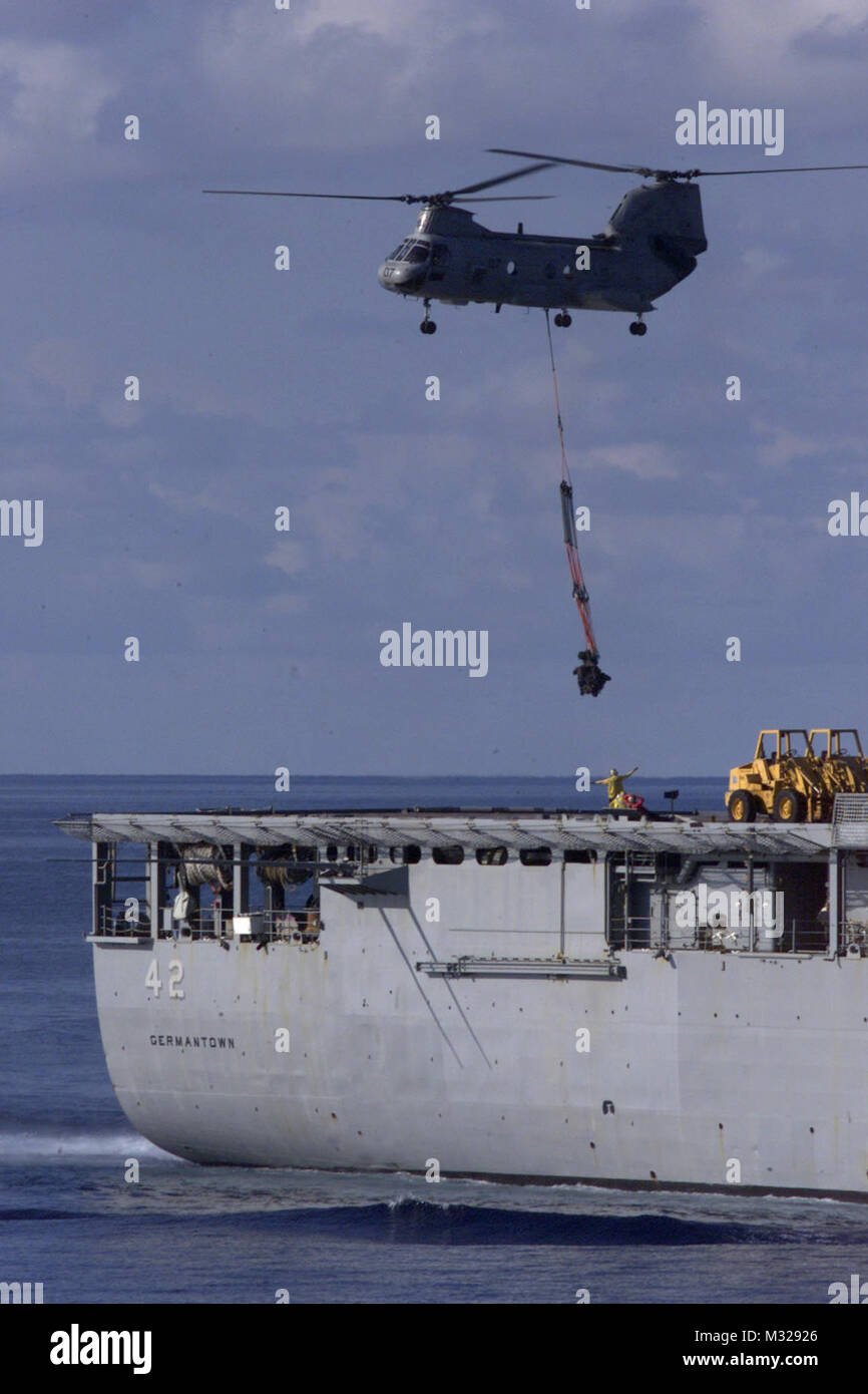 011021-N-9815L-006 a bordo della USS ESSEX IN MARE - un elicottero di combattimento squadrone di supporto cinque (HC-5) HH-46D Sea Knight mosche di forniture tra USS Germantown (LSD 42) e USS Essex (LHD 2) durante un rifornimento verticale Ott 21, 2001. La HC-5 distacco avviato USS Essex (LHD-2) principale missione è la ricerca e il salvataggio durante le operazioni di volo, ma il distacco esegue anche il trasporto di passeggeri e di merci trasferimenti tra le navi del Essex anfibio gruppo pronto e qualsiasi supporto di navi. Ufficiale DEGLI STATI UNITI Fotografo della Marina dal fotografo Mate 2a classe Michael Lewis HC5 vertrep 5 da navalsafetycenter Foto Stock