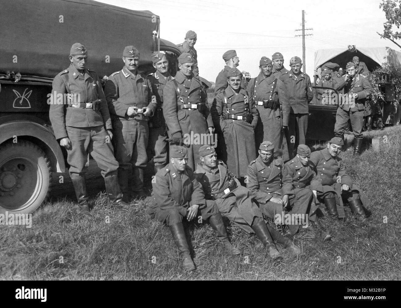 I soldati tedeschi attendere per mobilitare da loro delle truppe camion, ca. 1938. Foto Stock