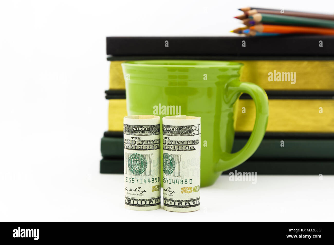 Preparazione di imposta, il budget e la pianificazione finanziaria fatto alla vecchia maniera con caffè, libri e matite affilate Foto Stock
