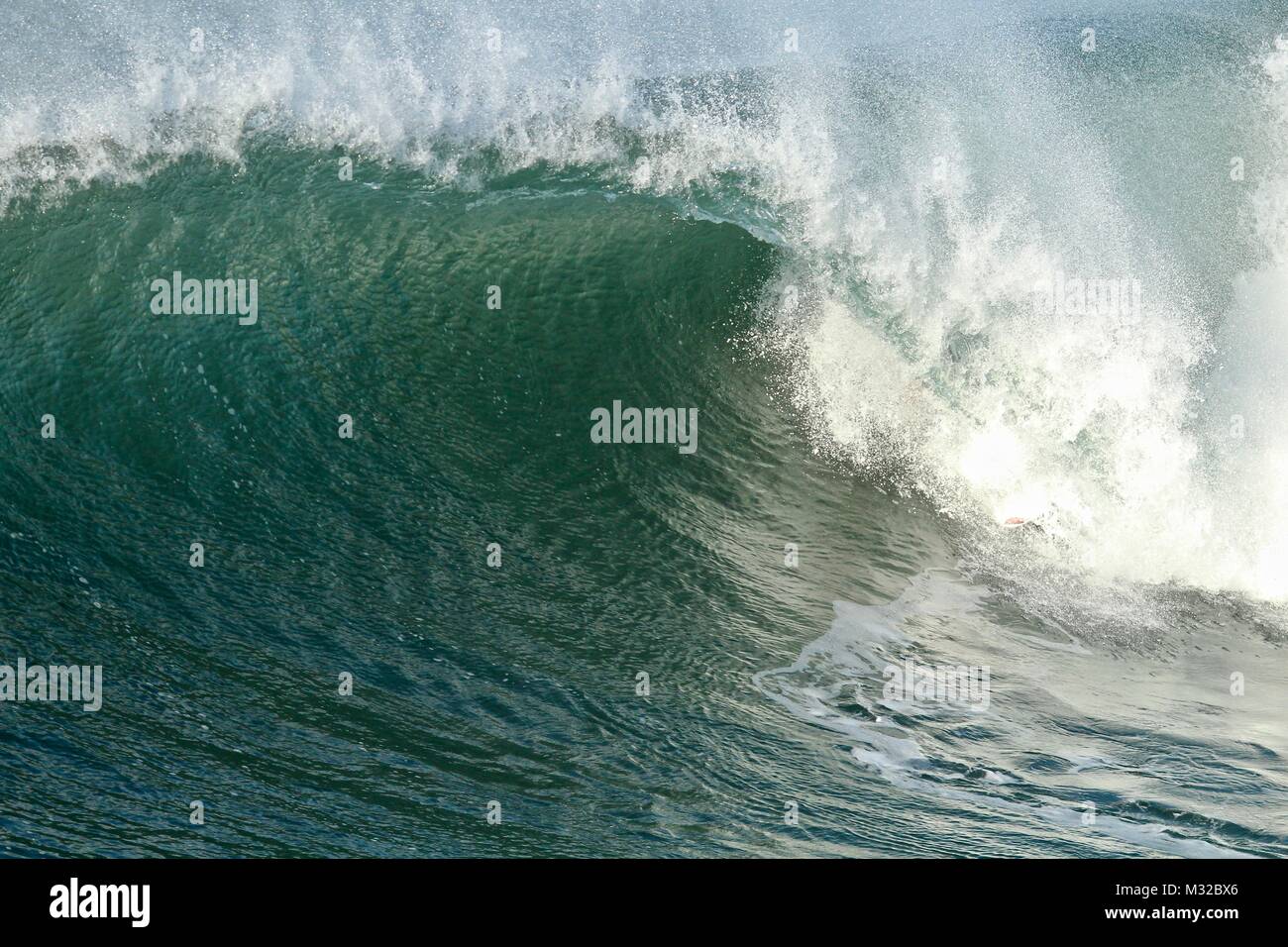 Blu Verde onde curling nell'Oceano Pacifico Foto Stock