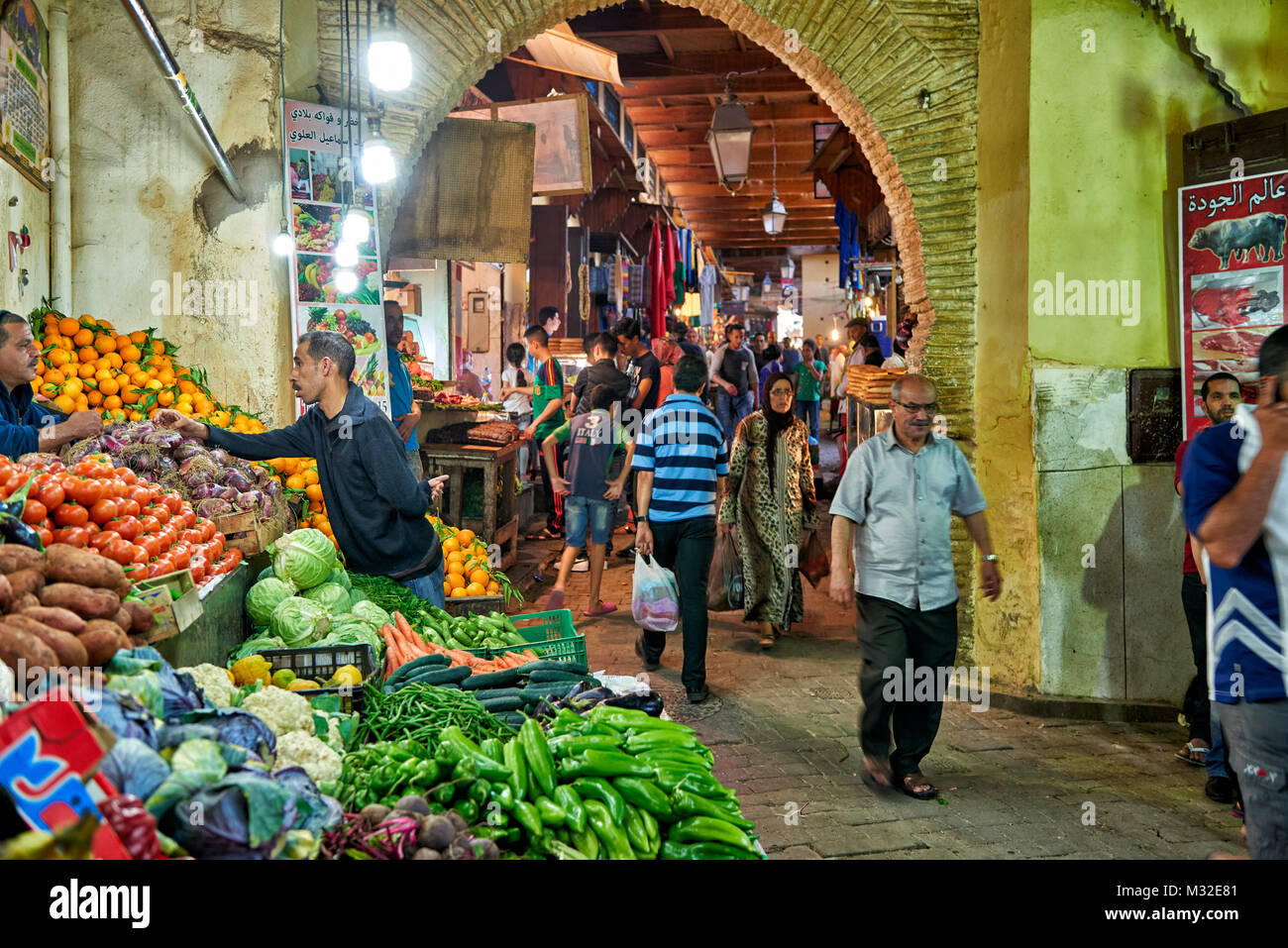 Bancarelle con prodotti alimentari in vicoli stretti nella città vecchia (a) medina di Fez, Marocco, Africa Foto Stock