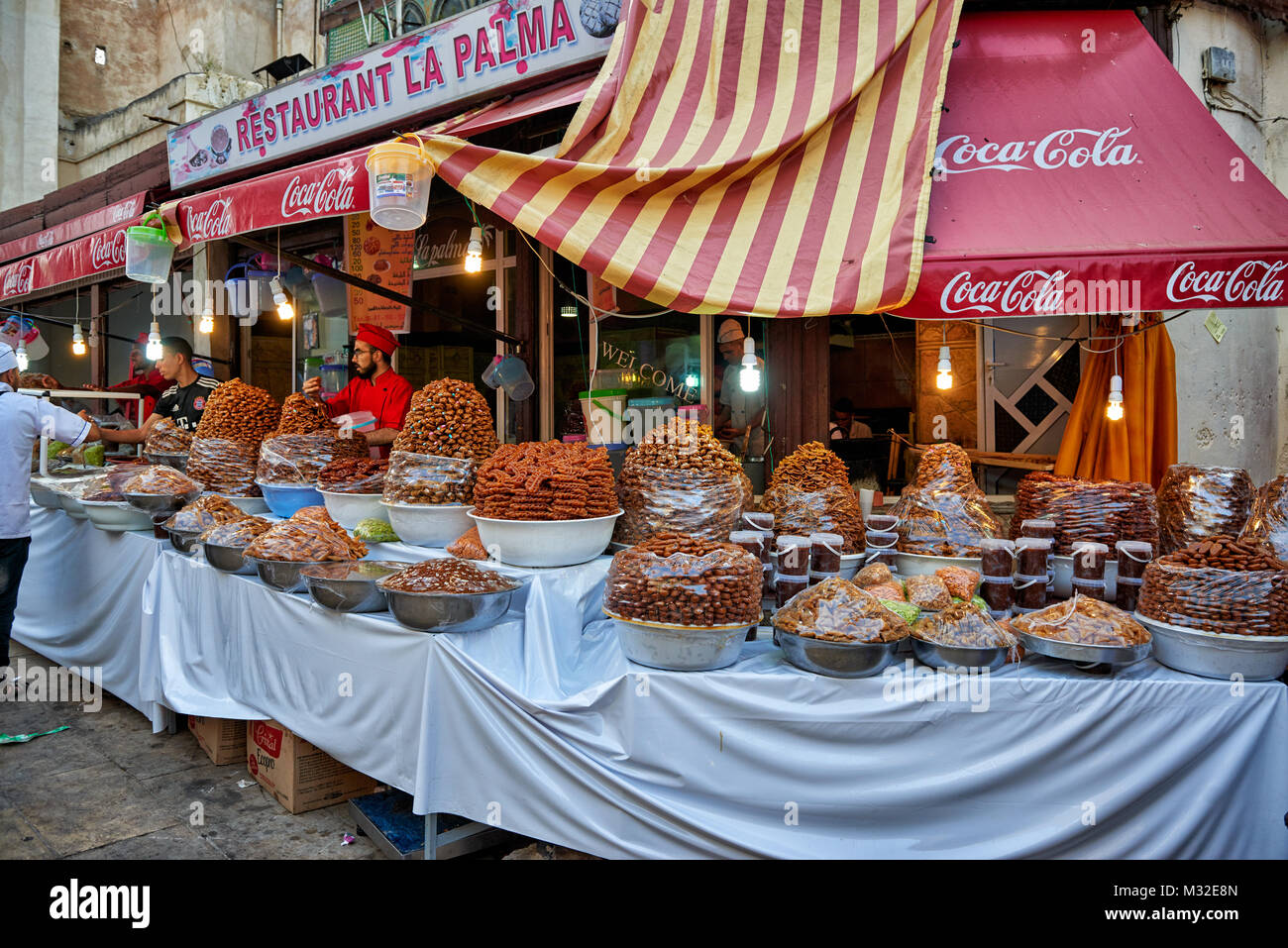 Bancarelle con prodotti alimentari in vicoli stretti nella città vecchia (a) medina di Fez, Marocco, Africa Foto Stock