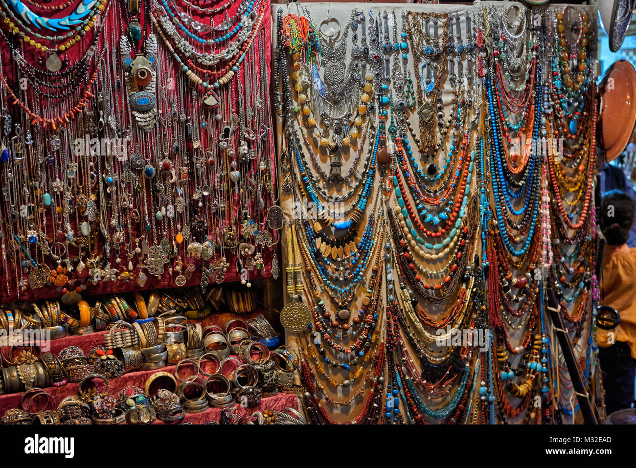 Negozio di souvenir nella città vecchia (a) medina di Fez, Marocco, Africa Foto Stock