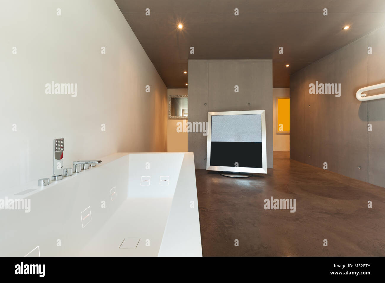 Il design moderno, interni casa, bagno con TV Foto Stock