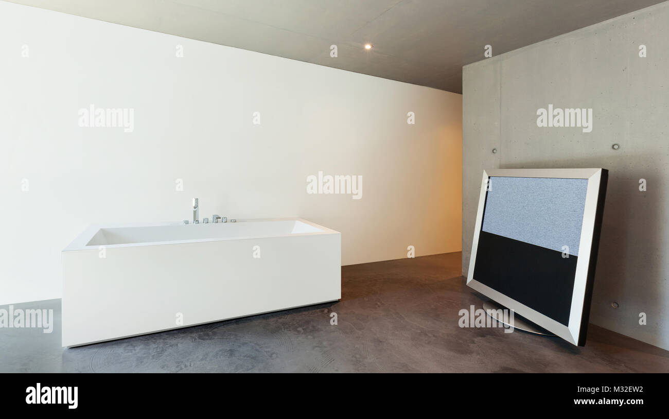 Il design moderno, interni casa, bagno con TV Foto Stock