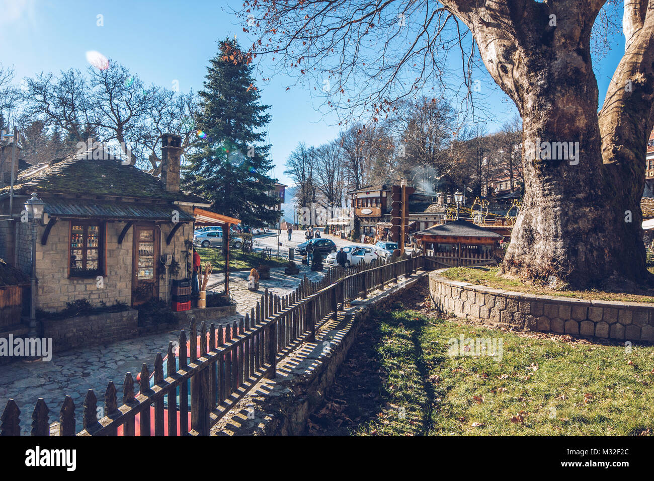 La piazza principale di Mestovo un piccolo villaggio di montagna della Grecia Foto Stock