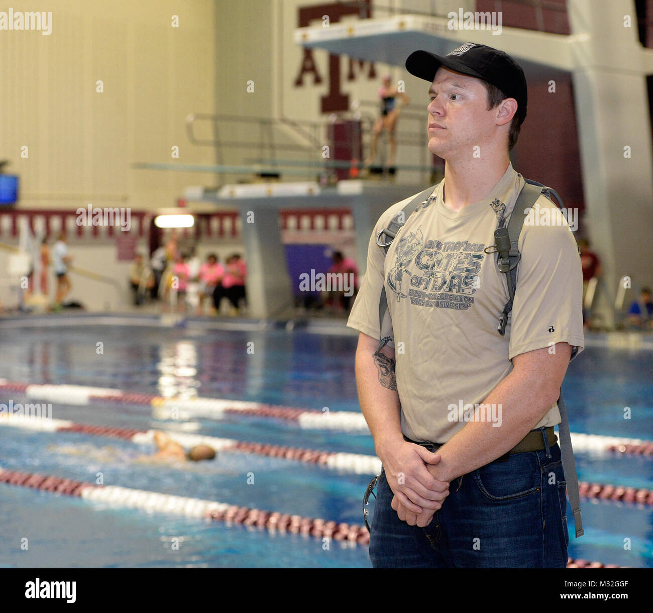 Pvt. Brad Harvey, 26, di Katy, in Texas, con l'esercito del Texas la Guardia Nazionale di reclutare il supporto programma volontari al nuotare concorrenza Luglio 31, 2015, al Texas Amatuer federazione atletica estivo di giochi in College Station. Circa 75 Texas della Guardia RSP guerrieri e il TXARNG il reclutamento e il supporto comando supportato l annuale, cinque giorni di evento sportivo che ha ospitato centinaia di atleti provenienti da tutto lo stato. (Air National Guard foto da 1Lt. Alicia M. Lacy/RILASCIATO) 150731-Z-NC104-124 da Texas Dipartimento Militare Foto Stock