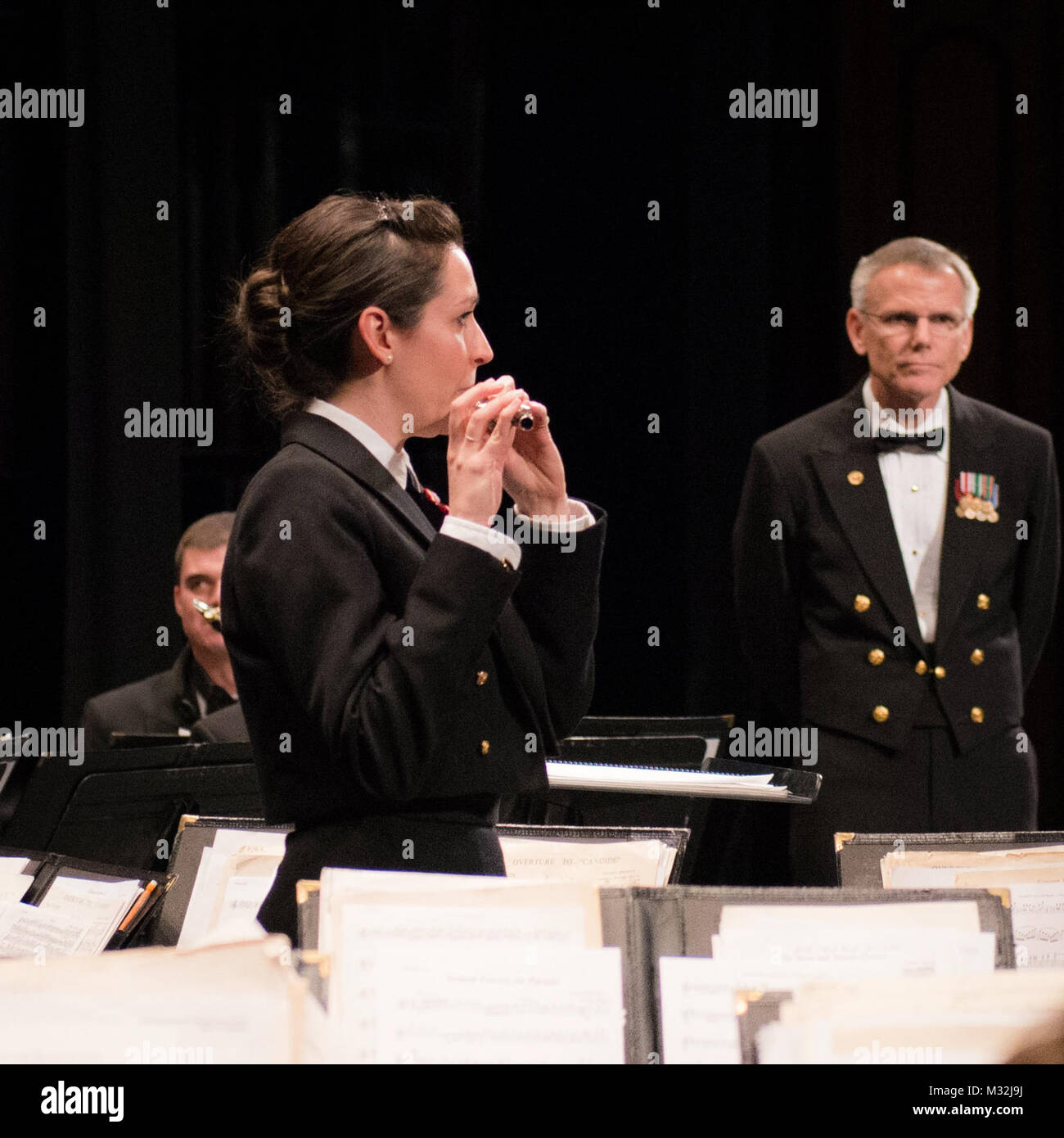 BUFFALO NY (Mar. 1, 2016) musicista di prima classe Brittany Foster esegue sul piccolo a Shea's Buffalo Theater martedì sera. Gli Stati Uniti La banda della marina militare è su un 25-giorno del tour del nordest degli Stati Uniti. (U.S. Navy foto di Chief Musician Melissa Vescovo/RILASCIATO) 160301-N-NW255-089 dalla Marina degli Stati Uniti Band Foto Stock