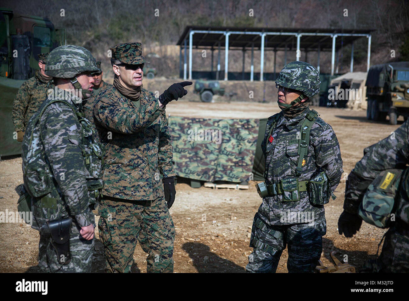 Una repubblica di Corea Marine assegnato al Bravo batteria, xi Battaglione, 1° Divisione ROK, mutandine U.S. Marine Col. Romin Dasmalchi, il Comandante del trentunesimo Marine Expeditionary Unit, sul coreano KH-179 obice a Sanseori, Corea del Sud, durante l'esercizio Ssang Yong 16, Marzo 15, 2016. Ssang Yong è una biennale combinato esercizio anfibio condotte dalle forze degli Stati Uniti con la Repubblica di Corea Navy e Marine Corps, Esercito Australiano e Royal New Zealand forze armate allo scopo di rafforzare l'interoperabilità e i rapporti di lavoro in una vasta gamma di operazioni militari. I marines e la vela Foto Stock