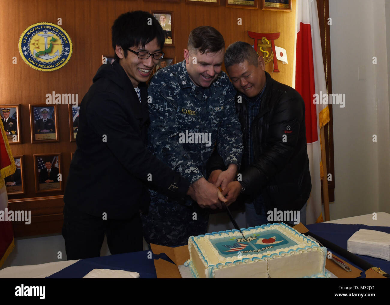 160321-N-FN963-108 Yokosuka, Giappone (21 marzo 2016) - Venticinque selezionati in modo casuale i membri dell'ufficiale giapponese di Comandante delle Forze Navali Giappone/Navy regione Giappone (CNFJ/CNRJ) twitter pagina visitata le attività della flotta Yokosuka come un 'grazie' e nella celebrazione della pagina di 155.000 seguace pietra miliare. (U.S. Foto di Marina di Massa lo specialista di comunicazione 2a classe Richard L.J. Gourley/RILASCIATO) 160321-N-FN963-108 dal comandante, U.S. Forze navali del Giappone (CNFJ) Foto Stock