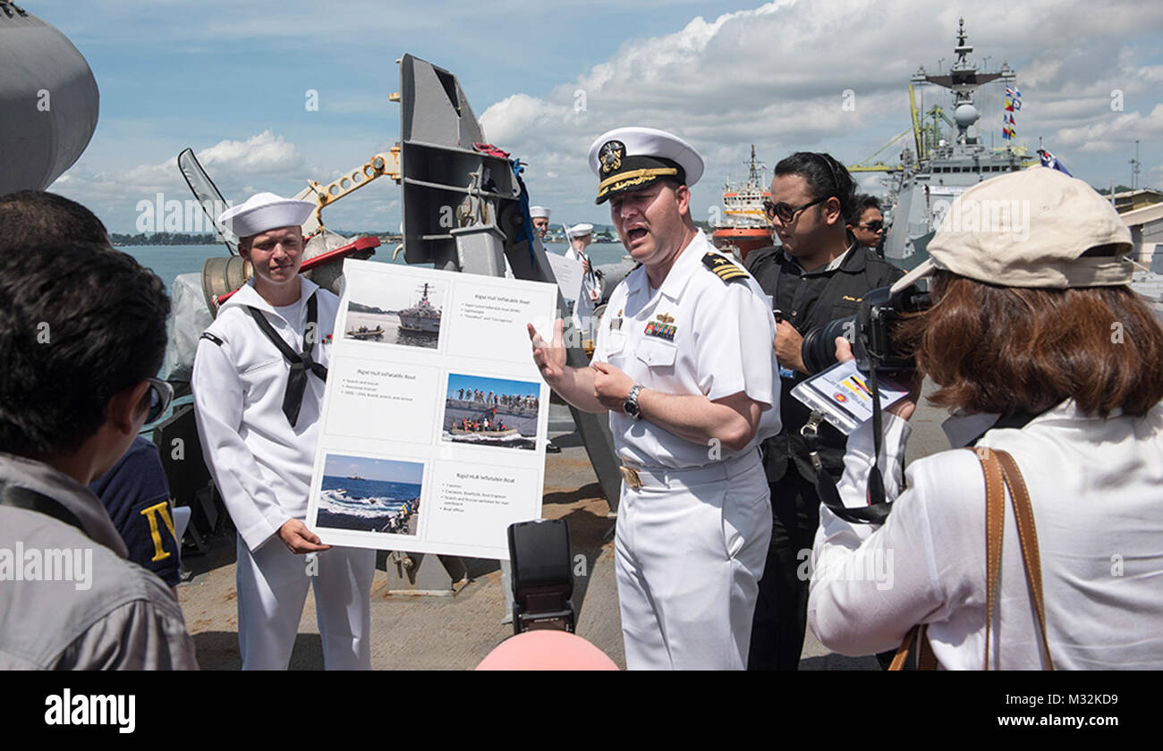 160502-N-OU129-046 MUARA base navale, Brunei (2 maggio 2016) della Cmdr. Harry Marsh, comandante della Arleigh Burke class guidato-missile destroyer USS Stethem (DDG 63), spiega Rigid-Hull barca gonfiabile (RHIB) operazioni di media i membri durante un tour guidato della nave 2. Il Stethem partecipa all'ASEAN il Ministro della difesa della riunione (ADMM) più la sicurezza marittima e la lotta contro il terrorismo la formazione sul campo esercizio 2016, che mira a rafforzare la cooperazione e la condivisione delle informazioni durante la sicurezza marittima e la lotta contro il terrorismo le operazioni. (U.S. Foto di Marina di Massa Specialista comunicazione 3r Foto Stock