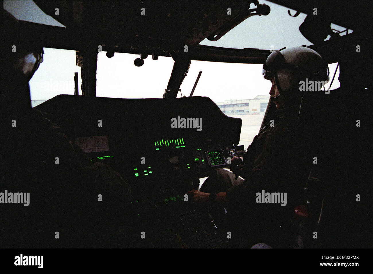 Volo con HCS-4 12/2001 ***ATTN progettisti grafici**** attenzione alcune foto con il membro di un equipaggio non indossano guanti. Si prega di non utilizzare come un esempio di che cosa non fare. Foto di Matteo Thomas HAC sedile destro-Gary Howard pilota co- J Garrow equipaggio D. McElhiney J Laviera hcs-4 dic01 34 da navalsafetycenter Foto Stock