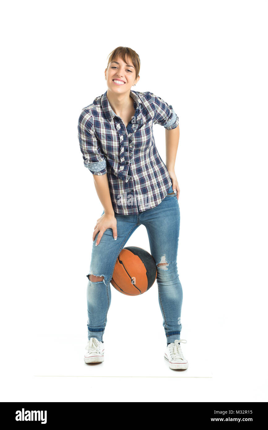 Felice attraente giovane donna in possesso di un basket isolato su sfondo bianco. Foto Stock