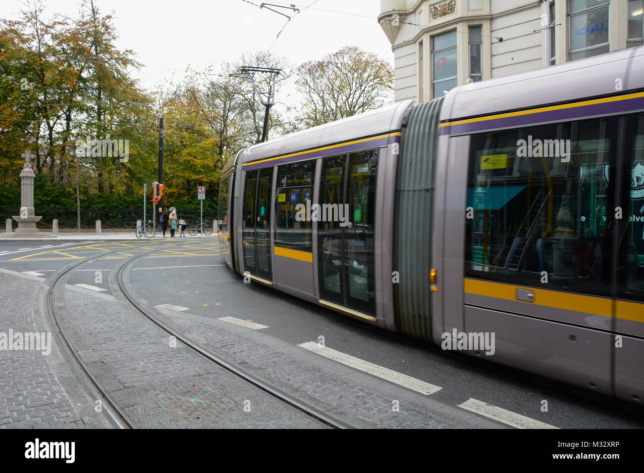 Il Luas,una luce di transito rapido di veicolo nel centro cittadino di Dublino, Irlanda Foto Stock Il Luas,una luce di transito rapido di veicolo nel centro cittadino di Dublino, Irlanda Foto Stock
