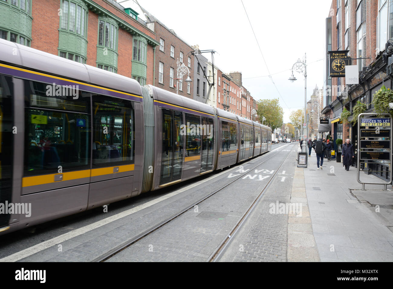 Il Luas,una luce di transito rapido di veicolo nel centro cittadino di Dublino, Irlanda Foto Stock Il Luas,una luce di transito rapido di veicolo nel centro cittadino di Dublino, Irlanda Foto Stock