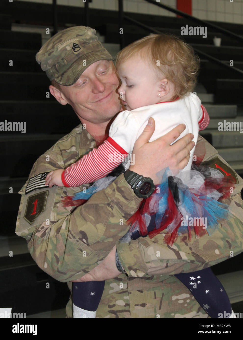 Il personale Sgt. Alex Relitz abbracci di sua figlia Emma Luisa Rossi durante un welcome home cerimonia gen. 18 a Fort Knox Natcher della fisica del centro fitness. Relitz, un fante con il secondo battaglione, 2° Reggimento di Fanteria, 3° della brigata di fanteria combattere la squadra, 1a divisione di fanteria, è stato uno dei quasi 150 soldati che sono tornati a casa da un periodo di nove mesi di distribuzione per l'Afghanistan. Finora questo anno quasi 500 soldati dal 3° IBCT sono tornati a casa dalla distribuzione. (U.S. Foto dell'esercito da: Sgt. Thomas Duval, 3° IBCT Affari pubblici) 140118-A-ESSERE343-003 da 3 1 vigili del Duca Foto Stock