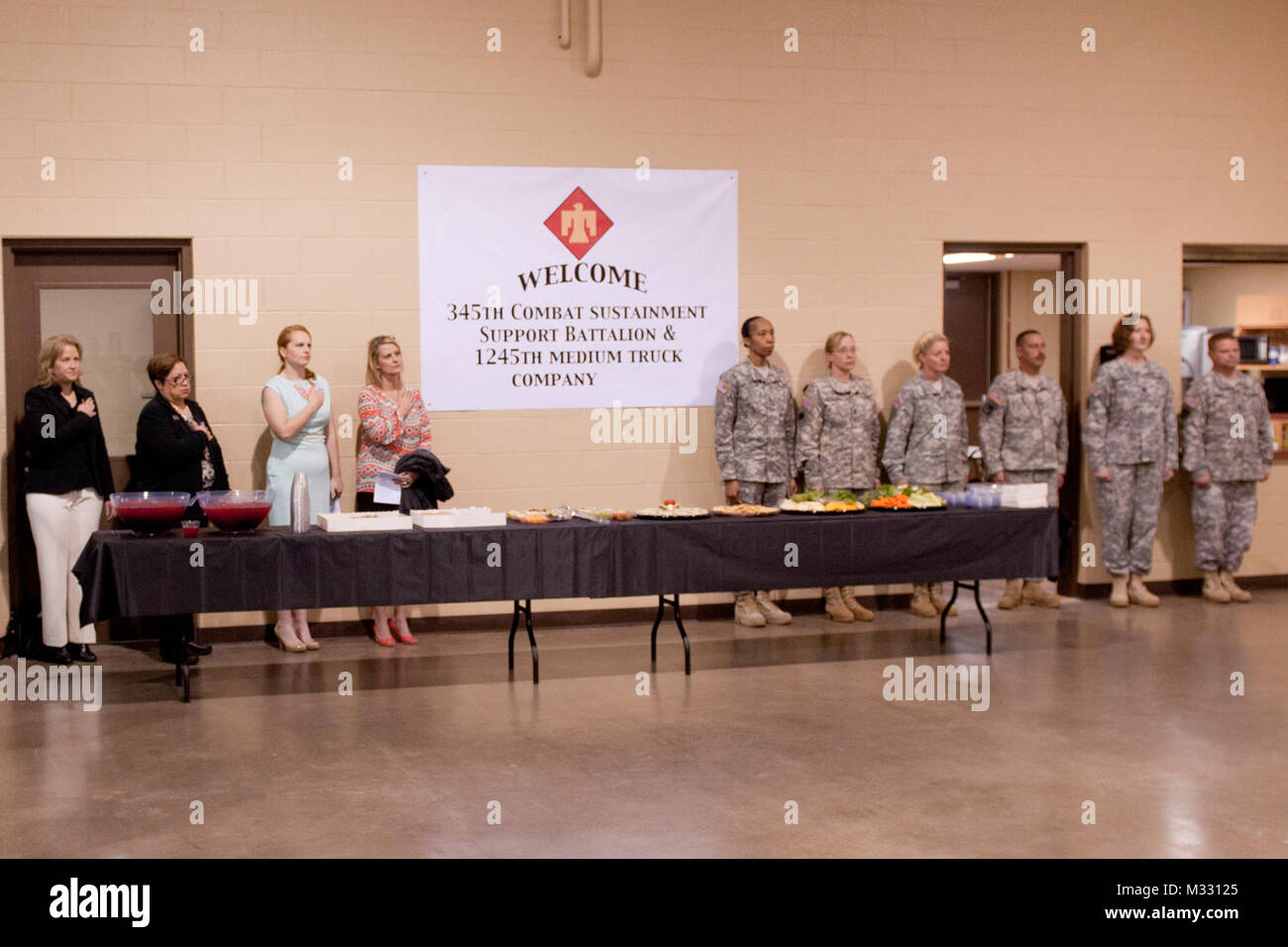 Ospiti Asembled ascoltare come Haley Miller, moglie di Oklahoma Esercito Nazionale Guardsman Chief Warrant Officer 2 Troy Miller, canta l'Inno Nazionale durante una cerimonia di riconsacrazione per la prontezza di Ada Center il 27 marzo 2014, in Ada, Okla. La disponibilità centro, Aperto originariamente nel 1976, subì un $ 3 milioni di lavori di ristrutturazione, che consentirà di estendere i servizi vita span da circa vent'anni. Foto: Il Mag. Geoff Legler, Oklahoma Guardia Nazionale degli affari pubblici Ada Armory 008 da Oklahoma Guardia Nazionale Foto Stock