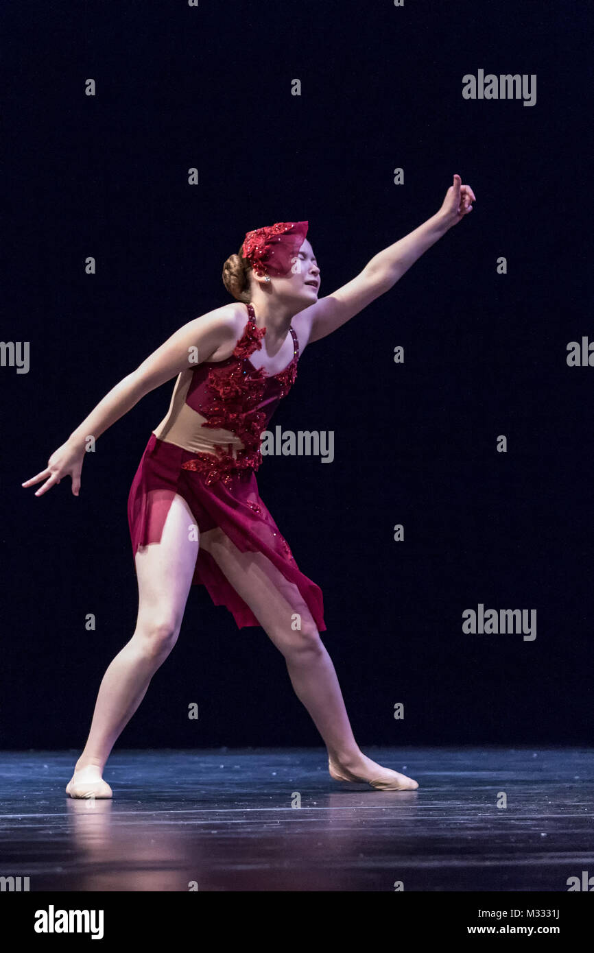 Ragazza di dodici anni di eseguire un assolo lirico danza sul palco, facendo un triste raggiungere contratta Foto Stock