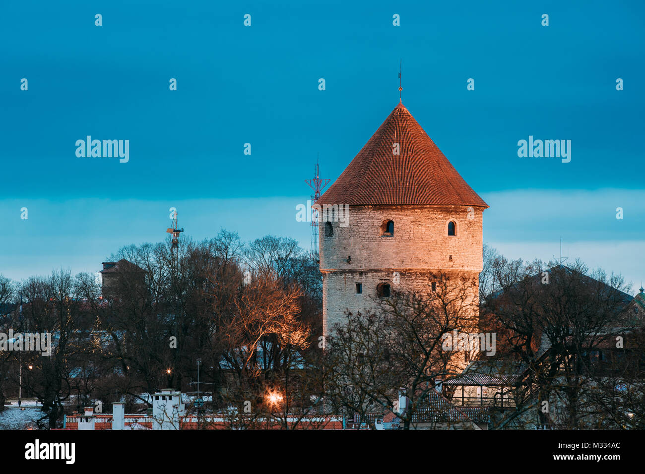 Tallinn, Estonia. Vista del cannone di artiglieria Torre Kiek in de Kok in tempo di sera o di mattina presto. Nome dalla capacità degli occupanti della torre per vedere in Ki Foto Stock