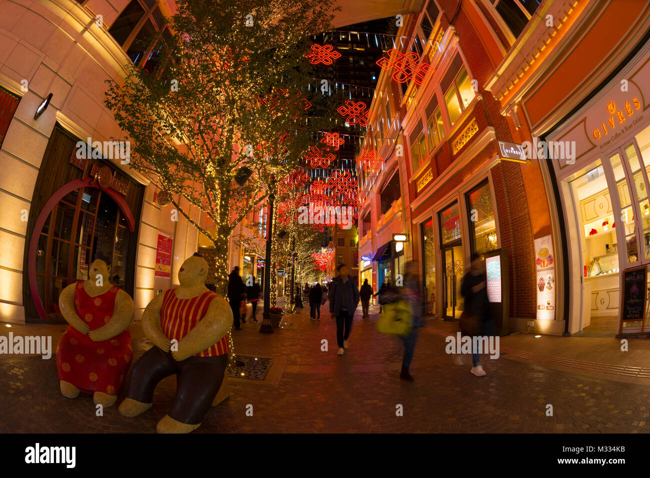 Decorazioni illuminata di notte a Lee Tung Avenue, il nuovo rinnovamento urbano lo sviluppo di Hong Kong, Cina. Foto Stock