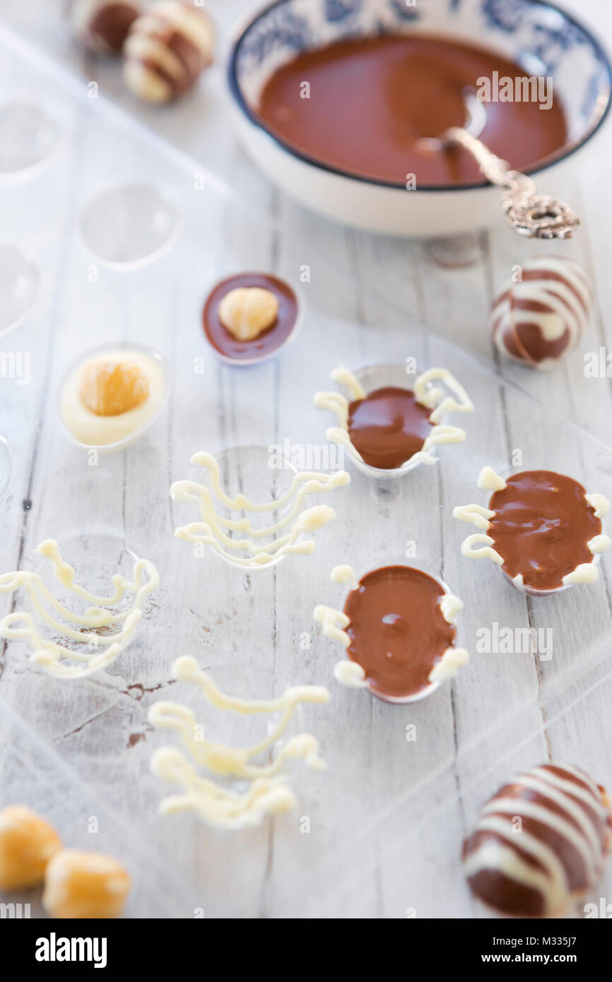 In casa il latte e cioccolato bianco Uova di Pasqua su un tavolo rustico. Foto Stock