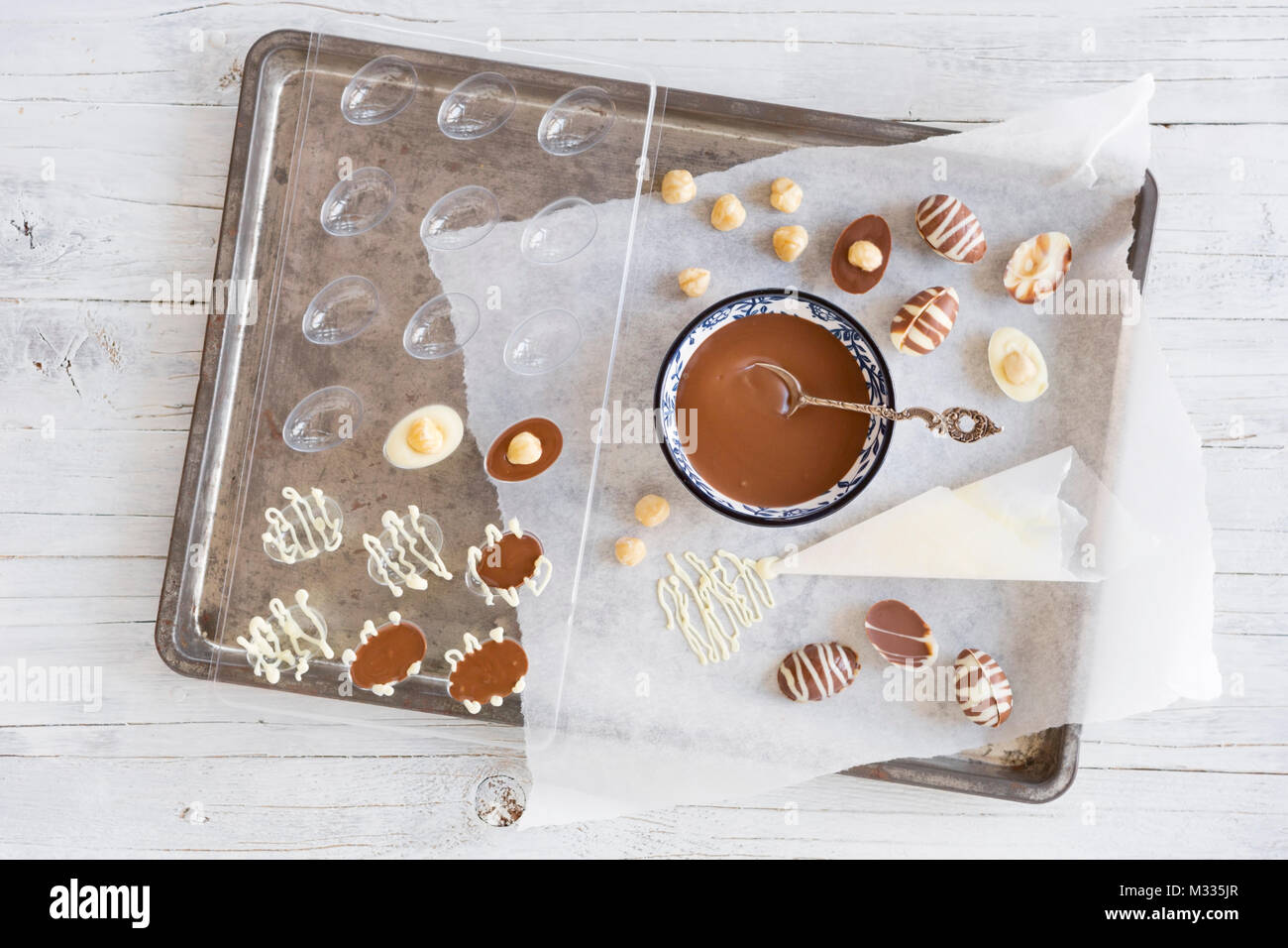 In casa il latte e cioccolato bianco Uova di Pasqua su un tavolo rustico. Foto Stock