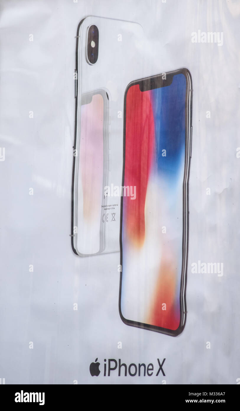 07.02.2018. RIGA, Lettonia. La pubblicità di strada con IPHONE X smart phone su di esso. Foto Stock