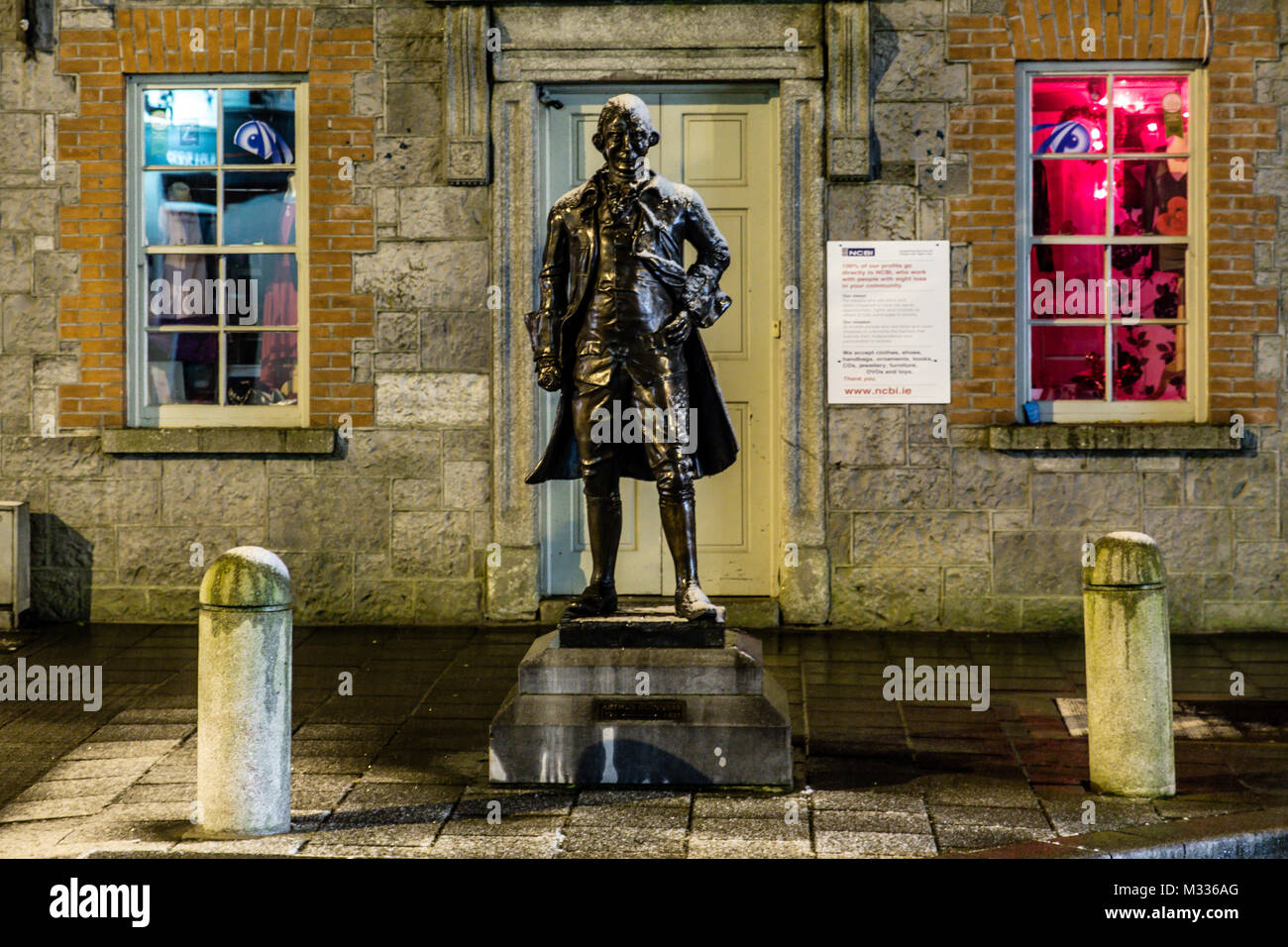 Spazzolato dalle luce neve Arthur Guinness statua eretta nel 2013 nella sua città natale Celbridge nella contea di Kildare, Irlanda. Foto Stock