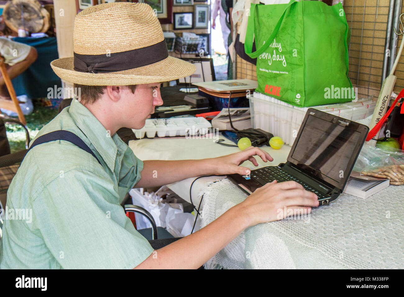 Kutztown Pennsylvania, Kutztown Folk Festival, Pennsylvania olandese folklife, Amish, patrimonio, costume, abito tradizionale, ragazzo ragazzi maschio bambini cappello, ecc Foto Stock